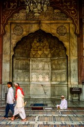 1997;-Arabic-calligraphy;-Arabic-inscription;-Asia;-Barefoot;-Black-marble;-Calligraphy;-Chandelier;-Cultural-heritage;-Cusped-arch;-Delhi;-Documentary-photography;-Donation-box;-Friday-Mosque;-Heritage;-India;-Islam;-Islamic-architecture;-Jama-Masjid;-Kaleidos;-Kaleidos-images;-La-parole-à-limage;-Marble;-Marble-niche;-Masjid-i-Jahan-Numa;-Monument-of-National-Importance;-Mosque;-Mosque-interior;-Mughal-architecture;-Mughal-Empire;-New-Delhi;-Niche;-North-India;-Old-Delhi;-Place-of-worship;-Prayer-hall;-Prayer-rugs;-Red-sandstone;-Shah-Jahan;-Shahjahanabad;-Stories-Pictures;-Tarek-Charara;-Travel;-Travel-photography;-White-marble;-Worshippers